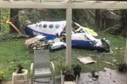 Самолет врезался в жилые дома и взорвался