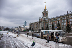 Парковку на Площади 1905 года закрыли для строительства ледового городка. Екатеринбург, администрация екатеринбурга, автобусная остановка