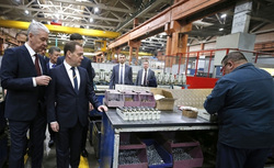 Медведев чуть не «застрял» в лифте во время визита на завод