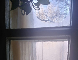 Замерзшие канализационные сливы закрыли жителям обзор из окна