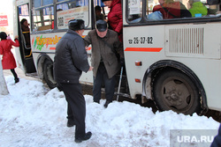 Город после снегопада Курган, пенсионер, уборка снега, пазик, остановка общественного транспорта