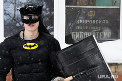 На Урале «очкарик» в костюме супергероя вышел на уборку улиц в знак протеста против формализма ГУФСИН. ФОТО
