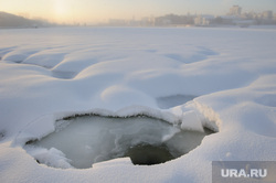 Расчищенная ледяная площадка у Динамо. Екатеринбург, снег, холод, зима, лед, прогалина