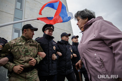 Несанкционированная акция против изменения пенсионного законодательства в Перми, пенсионерка, бабушка, триколор, флаг россии, росгвардия, протест, оцепление, акция против пенсионной реформы