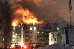 Пожар тушили три часа, у жилого здания сгорела крыша