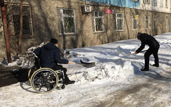 Челябинские инвалиды взяли в руки лопаты, чтобы очистить двор от снега