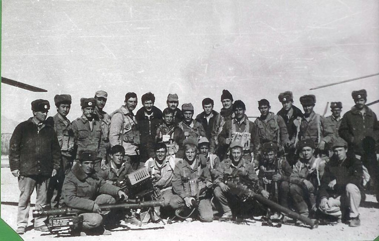 Разведчики вместе с захваченными «Стингерами» после боя