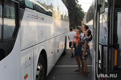 Дети едут в лагерь Челябинск, прощание, автобус, отправка детей в лагерь