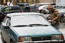 Виды Екатеринбурга, автомобиль во дворе, стоянка, автомобиль, личный транспорт, парковка, российский автомобиль