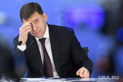 Пресс-конференция Евгения Куйвашева. Екатеринбург, куйвашев евгений, портрет, рука у лица