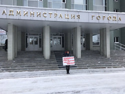 На крыльце мэрии Сургута ежедневно проходит одиночный пикет