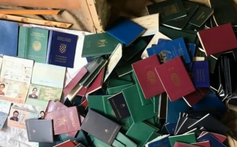 У задержанных нашли более 300 паспортов разных стран