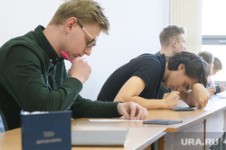 Студенты УрФУ в экзаменационный период. Екатеринбург, университет, вуз, экзамен, учеба, высшее образование, высшее учебное заведение, студенты, сессия