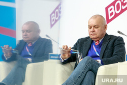 Всероссийский форум "Россия страна возможностей", первый день. Москва, отражение, киселев дмитрий, наливает воду