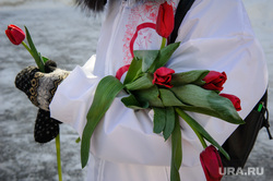 Волонтёры раздают тюльпаны на улице Вайнера. Екатеринбург, тюльпаны, 8марта, цветы, международный женский день