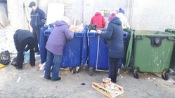 Старики вынуждены искать еду в мусорных баках