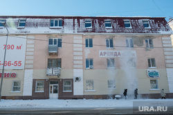 Снег в городе. Курган, снег с крыши, улица ленина 31