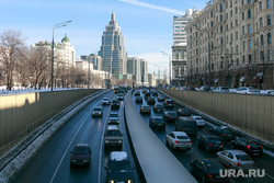 Снег и коммунисты в Москве. Москва, машины, высотка, пробка, зима, движение, трафик, автотранспорт, город москва, садовое кольцо, автомобили, оружейный переулок