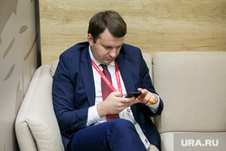 ПМЭФ-2018. Петербургский международный экономический форум 2018. Санкт-Петербург, орешкин максим, смотрит в телефон