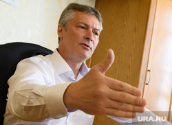 Заседание городской Думы Екатеринбурга и уход Евгения Ройзмана в отставку, ройзман евгений, портрет, жест рукой