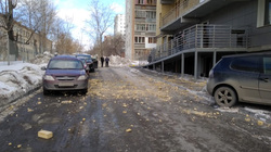 Кирпичи повредили припаркованные машины