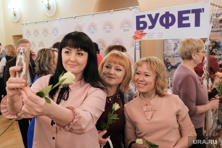 Врио губернатора Курганской области Вадим Шумков поздравляет женщин с 8 марта, буфет