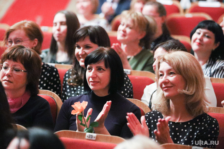 Врио губернатора Курганской области Вадим Шумков поздравляет женщин с 8 марта