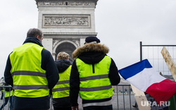 Акция протеста против повышения налога на бензин и дизельное топливо на Елисейских полях. Франция, Париж, париж, триумфальная арка, флаг франции, франция