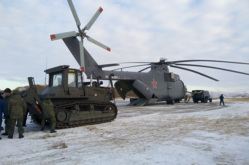 Доставка бульдозера ТМ-10 в район обвала горных пород на Бурейском водохранилище, бульдозер, военный вертолет