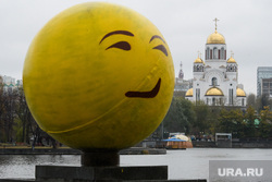 Виды Екатеринбурга, храм на крови, шар, стрит-арт, город екатеринбург, октябрьская площадь, уличное искусство, стрит арт, смайл, эмоции, ухмылка