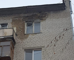 Под окнами разваливающегося дома ходят дети