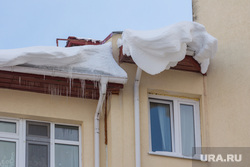 Уборка снега с крыш. Ханты-Мансийск, крыша, снег