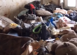 Ребенок был заперт в полной мусора квартире без еды и воды