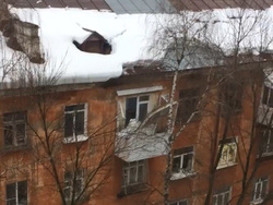 Снег рухнул на отремонтированный балкон