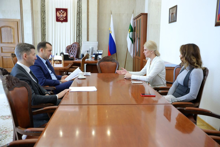 Перед совещанием состоялась рабочая встреча Раковой и Шумкова, одной из тем которой также стала реализация нацпроекта «Образование»