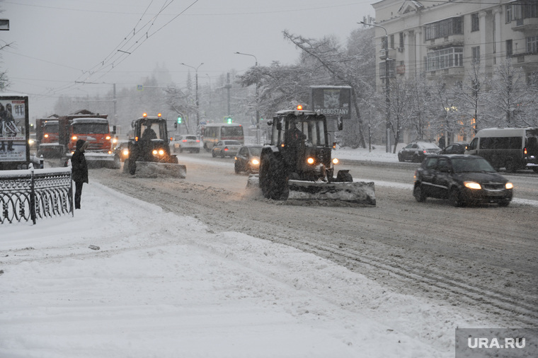 Снегопад. Челябинск, снегоуборочная техника, снегопад, климат, погода, метеоусловия