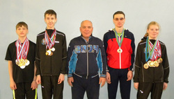 62-летний тренер Геннадий Терентьев со своими воспитанниками