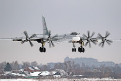 Летно-тактическое учение с эскадрильей Ту-95МС в Рязанской области , военный самолет