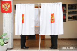 Выборы. Челябинск, кабинки для голосования