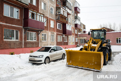 Уборка снега во дворах на улице Майской. Сургут, уборка снега, трактор