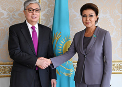 Дарига Назарбаева (на фото с президентом Казахстана Косым-Жомартом Токаевым) получила повышение в парламенте