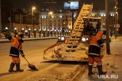 Ночная уборка улиц от снега. Екатеринбург, уборка снега, чистка дороги, улица карла либкнехта, коммунальные службы, рабочий