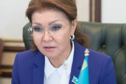 Дочь Назарбаева заявила, что экскурсии в детдома полезнее «лекций и разговоров»