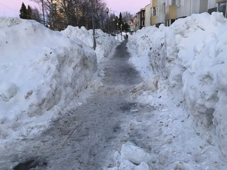 Победитель конкурса (улица Гагарина). Стоит отметить, что сам тротуар почищен и снег не мешает движению граждан