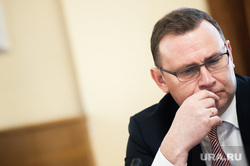 Рабочая поездка полномочного представителя Президента РФ в Уральском федеральном округе Николая Цуканова и губернатора Свердловской области Евгения Куйвашева в Нижний Тагил. Свердловская область, пинаев владислав, очки, жест рукой