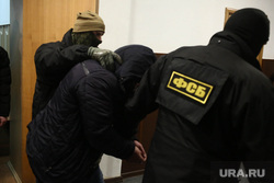 В Басманном суде на оглашении меры пресечения Виктору Ишаеву. Москва, фсб, маски-шоу, задержанный, конвоирование осужденного, задержание