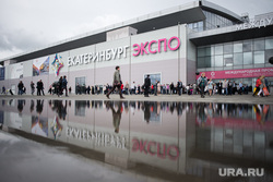 ИННОПРОМ-2017. Второй день международной выставки. Екатеринбург, иннопром, люди, здание, екатеринбург экспо, толпа