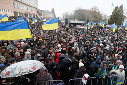 Юлия Тимошенко, флаги украины, толпа