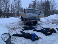 По подозрению в краже газового конденсата в Нижневартовске задержали нескольких человек. Они уверяют, что их избили