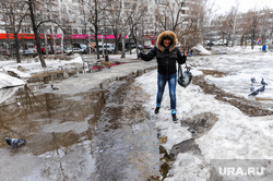 Поездка Текслера Алексея по городу. Челябинск, снег на тротуаре, лужа